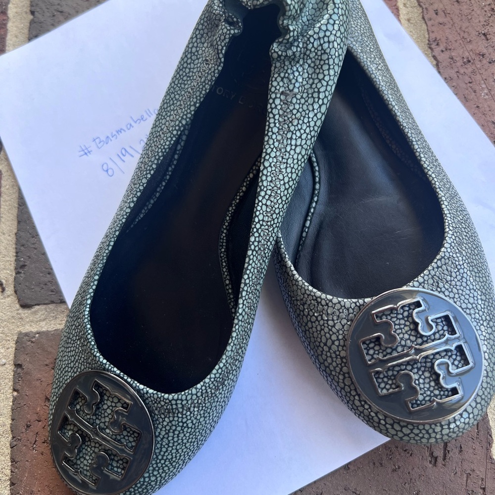 TORY BURCH used excellent Reva Gray Stingray Leather Logo Ballet Flats Size 7.5